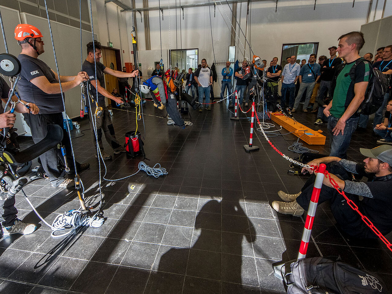 Workshop „Praktische Hilfsmittel - Ergonomie beim Arbeiten und Retten“ in der Mehrzweckhalle der DGUV Akademie Dresden…
