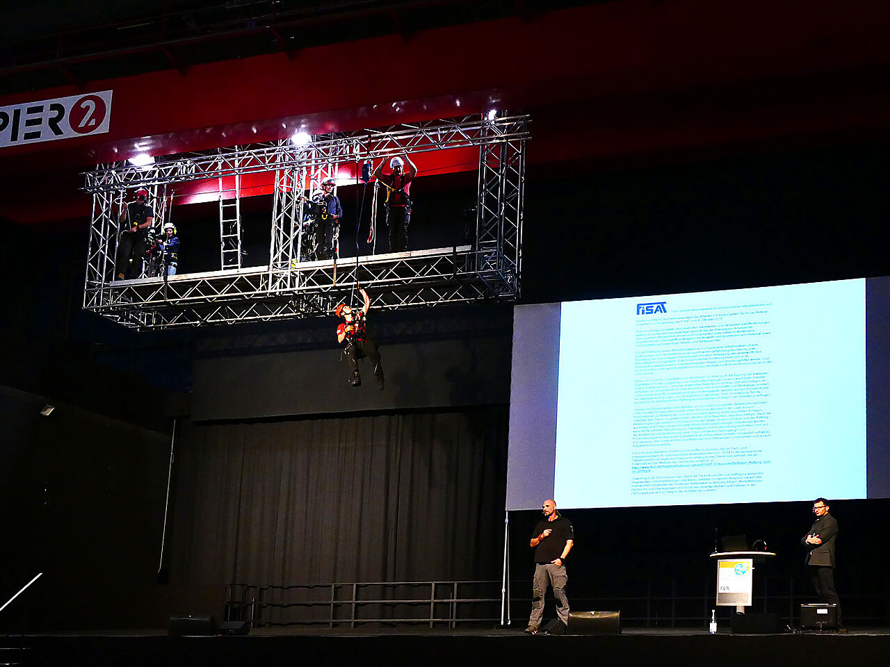 Nacheinander wurden auf der Bühne im großen Saal verschiedene Alternativen zur Rettung an hochgelegenen Arbeitsplätzen demonstriert.