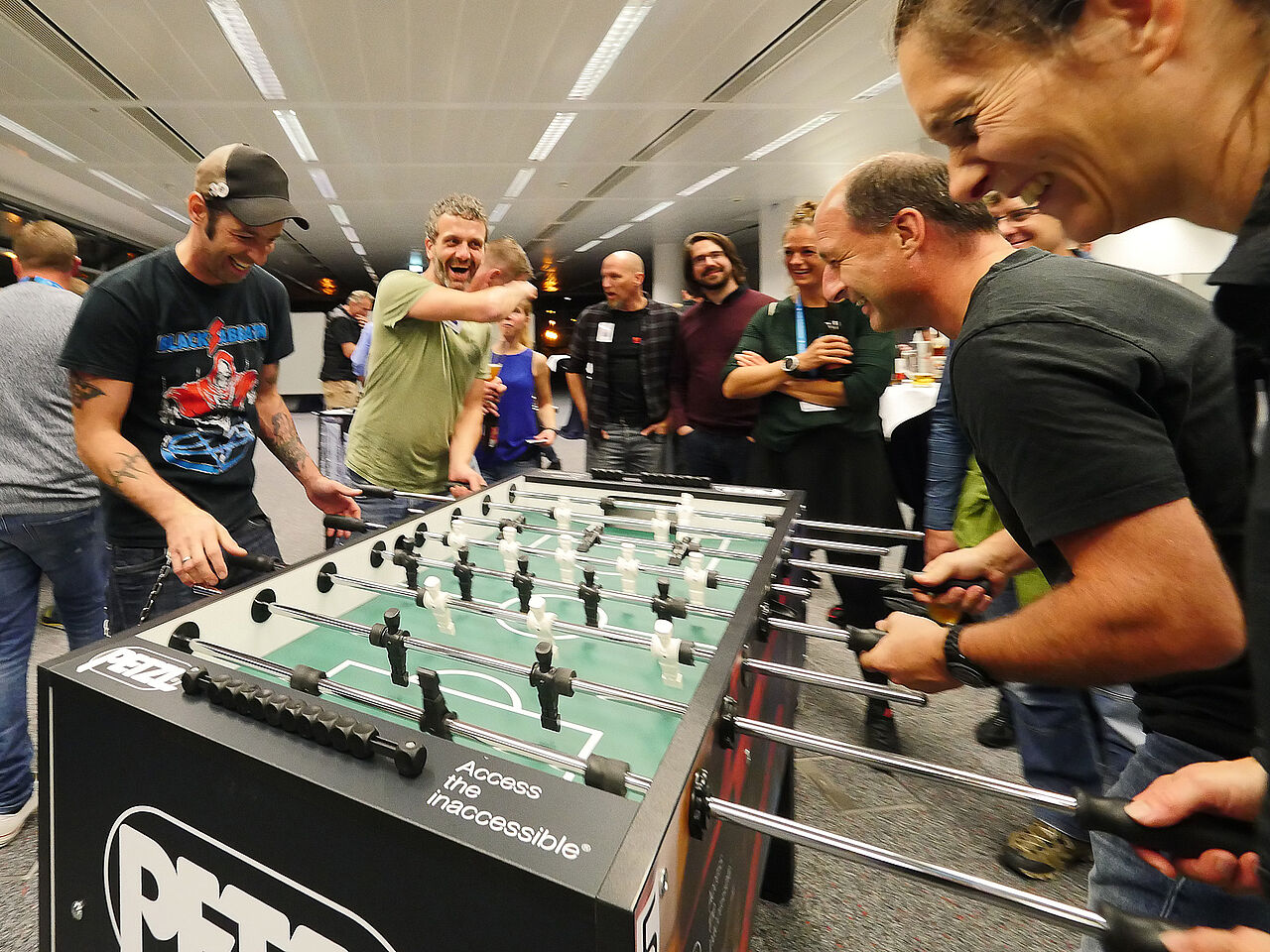 Gute Stimmung für eine gute Sache beim Benefiz-Tischkicker-Turnier