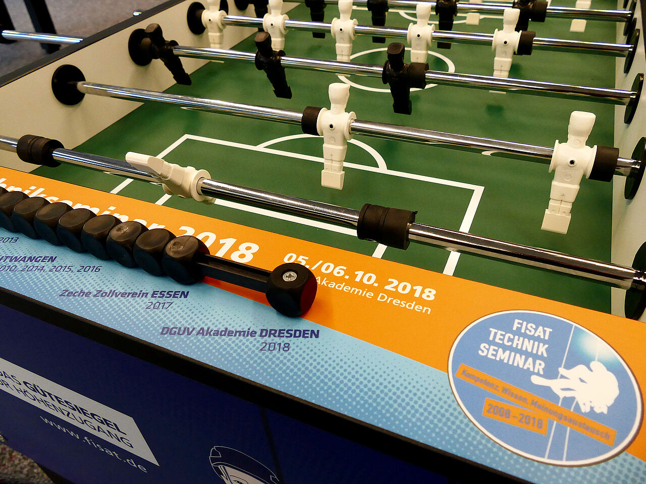 Unser abendliches Benefiz-Tischkicker-Turnier – der Erlös ging an das Kinderhospiz Bärenherz in Leipzig.